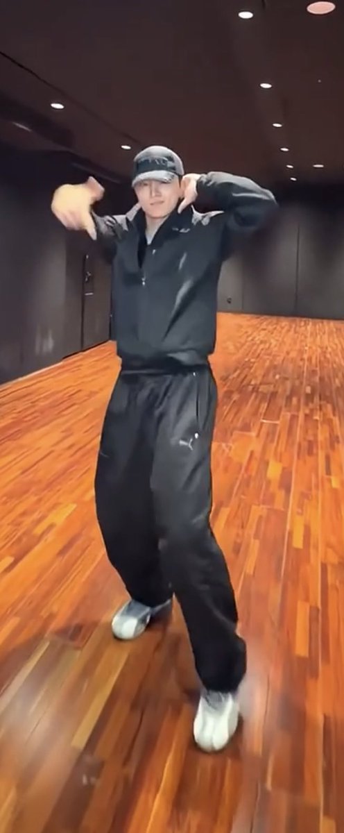 ohgawdjay's tweet photo. Jay really went from Nike > Asics > Puma > On for his running fit 🏃🏻🖤 https://t.co/bv7Rycenrr