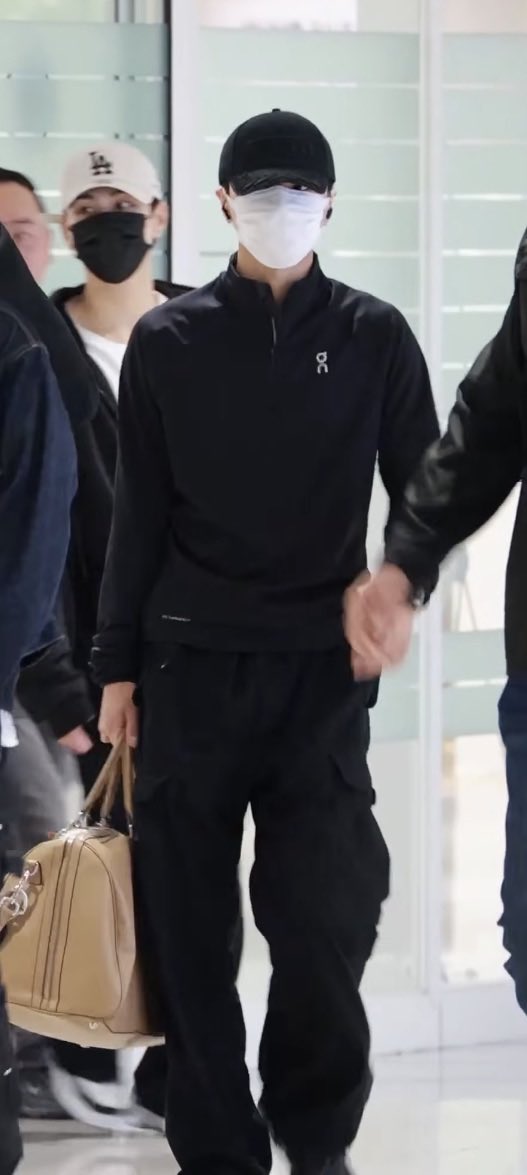 ohgawdjay's tweet photo. Jay really went from Nike > Asics > Puma > On for his running fit 🏃🏻🖤 https://t.co/bv7Rycenrr