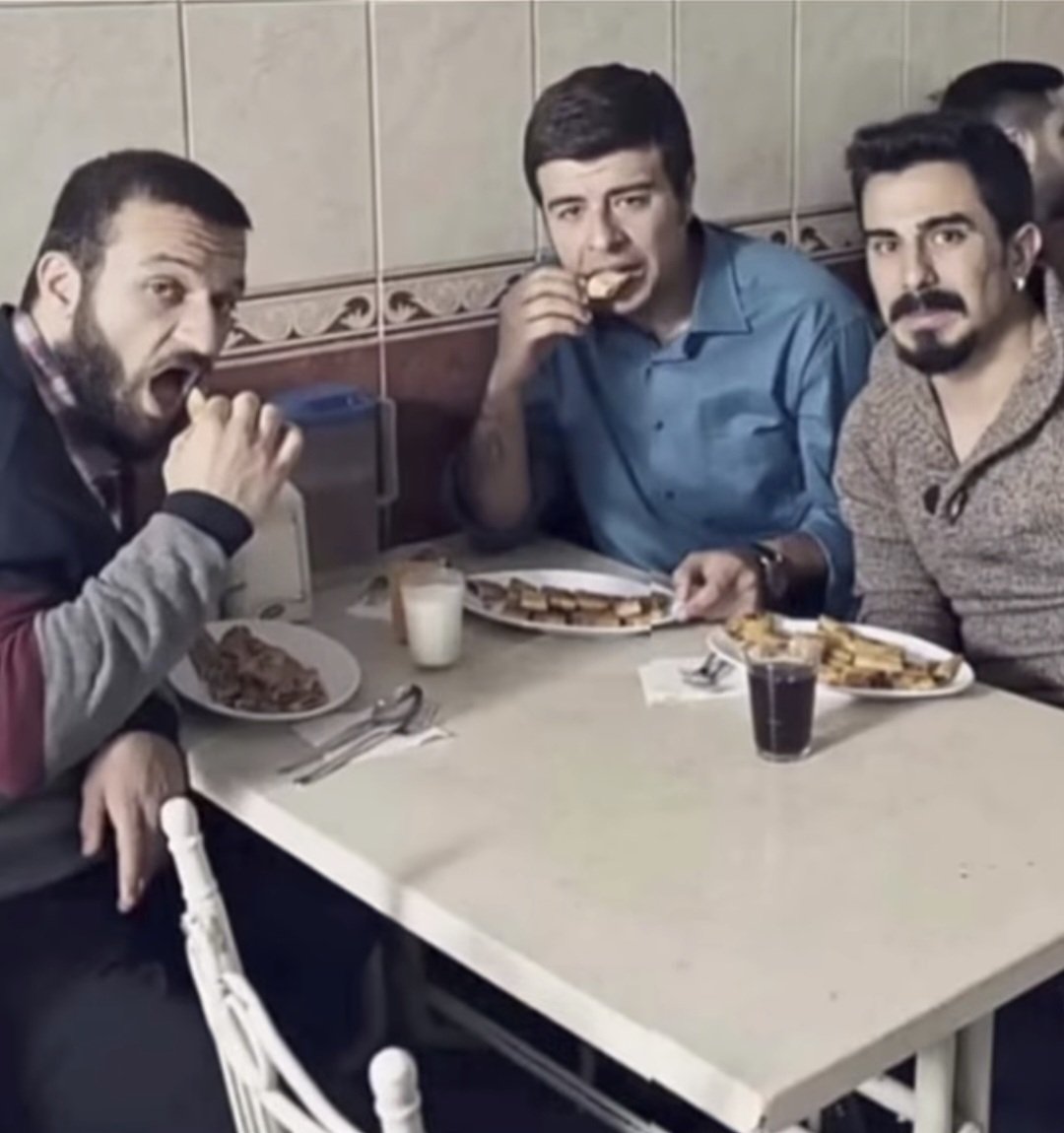 randomsallll's tweet photo. 11.sınıfta anı olsun diye çektiğimiz fotoğraf gercekten anı olunca https://t.co/mpk4LxFwCa