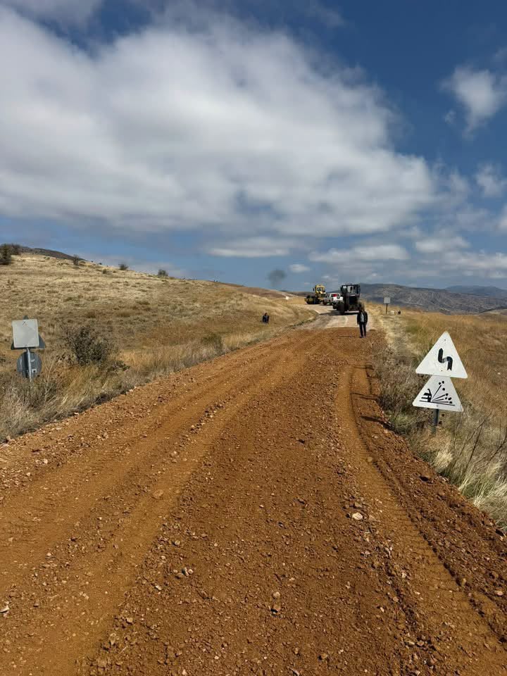 ozelidaresivas's tweet photo. 📍 Suşehri- Olucak Köyü

🔹Olucak Köyü yolunda zaman içerisinde oluşan bozulmalar ile yağmur sularından ve zeminden kaynaklanan deformasyonların giderilmesi amacıyla gerekli bakım ve onarım çalışmaları gerçekleştirildi. https://t.co/Y7QFFESjrE