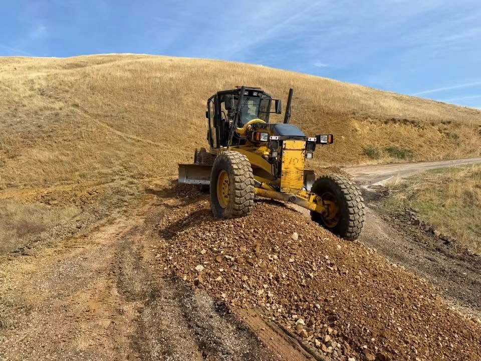 ozelidaresivas's tweet photo. 📍 Suşehri- Olucak Köyü

🔹Olucak Köyü yolunda zaman içerisinde oluşan bozulmalar ile yağmur sularından ve zeminden kaynaklanan deformasyonların giderilmesi amacıyla gerekli bakım ve onarım çalışmaları gerçekleştirildi. https://t.co/Y7QFFESjrE