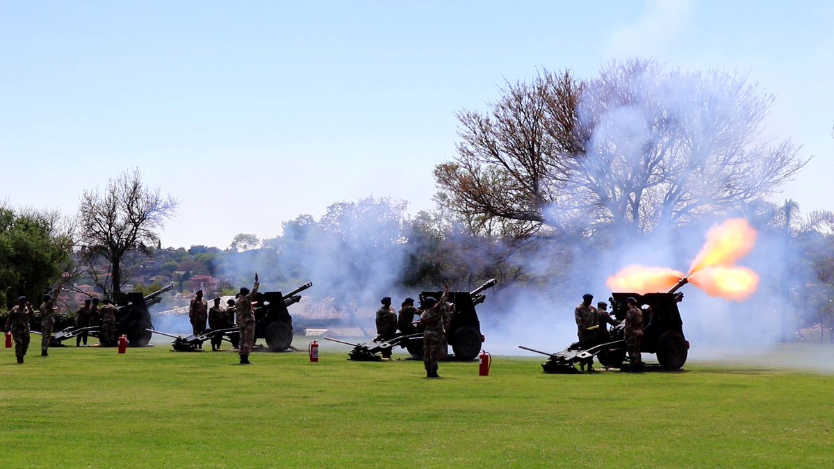 SANDF_ZA's tweet photo. Welcoming Parade for Visiting Mozambique Defence Armed Forces Chief of Staff.
https://t.co/49193jKyS8
#SANDF
#FADM
#DFR
#MAAC https://t.co/8jR1amS9Io