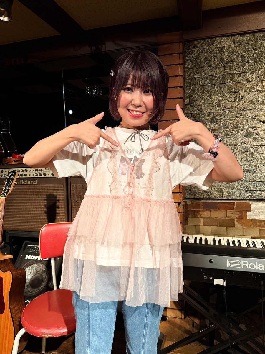 kotonichi's tweet photo. #やまだのぞみ #HAPPYLAURA #PoppingHappyFriday

2026年10月9日は三宮HAPPY LAURAでのやまだのぞみちゃんのマンスリー企画「Popping! Happy Friday! vol.19」に行ってきました😄

今月のマンスリー企画はひさびさのゲスト回、#石坪日菜 さんを迎えてのツーマンライブです😊
ここ最近はワンマン企画が多かったので、久しぶりのゲスト回楽しみにしていました😆

日菜さんは8月の京都東向日 Second Rooms での、のぞみちゃんとの対バンライブで1度拝見して以来😄
実はこの時に今回のマンスリー企画への出演依頼をしていたそうです🤔
その日ほぼはじめてくらいにちゃんと日菜さんと話したそうなんですが、ちゃっかりと出演交渉依頼するあたり、人見知りといいつつもやる時はやるのぞみちゃんです😅

まずは日菜さんのライブ、その次にのぞみちゃんが歌います🎤

ライブのスタートは「🎵Popping shower!!」から🎸
オープニングからこの楽曲はやっぱりアガりますね！😆

続いて2曲目は「🎵君に会えたら」🎸
先日ものすごく久しぶりに歌ったと思ったら、ここ最近のライブではすっかり常連の楽曲😄
なかなか会えないあの人に思いを馳せる一曲です🙂

マンスリー企画のゲスト回の衣装は毎回そのゲストさんをイメージした衣装を着ているのぞみちゃんですが、今日は日菜さんのアー写のピンクの衣装をイメージした薄いピンクのチュールビスチェでした😊

日菜さんがのぞみちゃんとの出会いをずっと2度目ましてといっていたんですが、のぞみちゃんによると実は4回目くらいとのこと😳
でもちゃんとお話ししたのが先日のSecond Roomsがはじめてだったそうなので、実質2回目くらいということで😅

3曲目はそろそろニットが着たくなるかな？　ちょっと早い？　ということで「🎵ノルディック柄のニット」🎸
お揃いのニットを着た2人のちょっとほっこりする楽曲です😊

今日はハッピーな金曜日、ということでもうすっかりおなじみになった「🎵Happy Friday」🎸
この日もみんなで楽しく歌ってきました😆
アットホームなこのマンスリーライブにぴったりの楽曲だと思います😊

続いての楽曲は、もうすっかり季節も秋になってしまいましたが「🎵打ち上げ花火、君に言えないまま」🎸
なかなか思いを伝えられない気持ちを過ぎ去る季節と重ね合わせたせつない一曲です🙂

この楽曲の時にまたギターの弦を切ってしまったのぞみちゃん😳
もはやここ最近のマンスリー企画では恒例行事と化しています😅
日菜さんにギターを借りたんですが、あとでギターを返した時に、日菜さんがのぞみちゃんのストラップの短さに驚いていましたね😳

ギターのストラップの長さを調整しながらお話ししていましたが、日菜さんの印象を「私にはないオシャレな顔」と絶賛でした😆
確かに背も高いし綺麗系の顔が際立つんですよね😊

と、ここでまた驚くことがあったんですが、ギターを変えてかき鳴らしたその音の綺麗なこと！😳
今までギターの音にそこまで敏感になったことのない私でもわかるほどの綺麗な音色でした😆

続いては一週間お疲れさまでしたとゆったりいきましょうと「🎵頑張らなくてもいいよ」🎸
いつも聴いているのぞみちゃんの曲だとギターの音の違いがさらによくわかってまたまたびっくりです😳
この楽曲もコールアンドレスポンスがある楽曲、みんなでゆったりと歌ってきました😊

のぞみちゃんのライブもラストの楽曲、最後はこの後の日菜さんとのコラボのヒントになる楽曲、ということで「🎵弾ける、サイダー！」🎸
「もうすっかり秋ですが、まだ夏だと思って」とこの楽曲も「サーイダー！」のコールアンドレスポンスをして盛り上がりました😆

余談ですが、今回の Popping! Happy Friday! でちょうどこのライブに来て丸1年になります😄
1年前のこの日、正確にはこの日の翌日ですがはじめて HAPPY LAURA に来て、のぞみちゃんとはじめましてをしました🙂
正直なところ、その時はまだここまで通うことになるとは思ってなかったですが、おかげでそれ以降も毎月このライブに来て楽しませてもらっています😊

個人的にもそういう思い入れのある日だったので、あらためてのぞみちゃんにもよろしくお願いしますと伝えてきました😄

これからもまたこのマンスリー企画ライブで楽しみたいです😊

2026.10.09
Popping! Happy Friday! vol.19 at.HAPPY LAURA
art.やまだのぞみ @non_utau_ovo 

🎶 セットリスト
1.Popping shower!!
2.君に会えたら（Short ver.）
3.ノルディック柄のニット
4.Happy Friday
5.打ち上げ花火、君に言えないまま
6.甘くていいのよ
7.弾ける、サイダー！

※動画は「🎵ノルディック柄のニット」