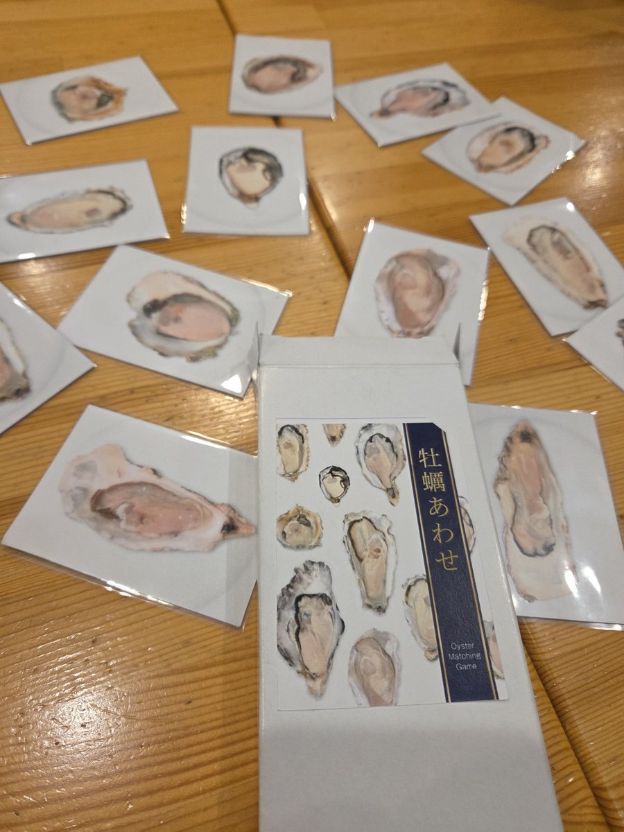 aoitori_games's tweet photo. KOKO @oyster_games さんの「牡蠣あつめ」
日本全国の様々な品種（ブランド）の牡蠣の写真で出来たカードで、百人一首したり早取りしたり。やってるうちに牡蠣って色んな個性があるんだな、と勉強になるのと、とにかく作者さんの愛が感じられて、こちらも段々愛着を感じてくるのが不思議です☺️ https://t.co/JDwsqx7pMt