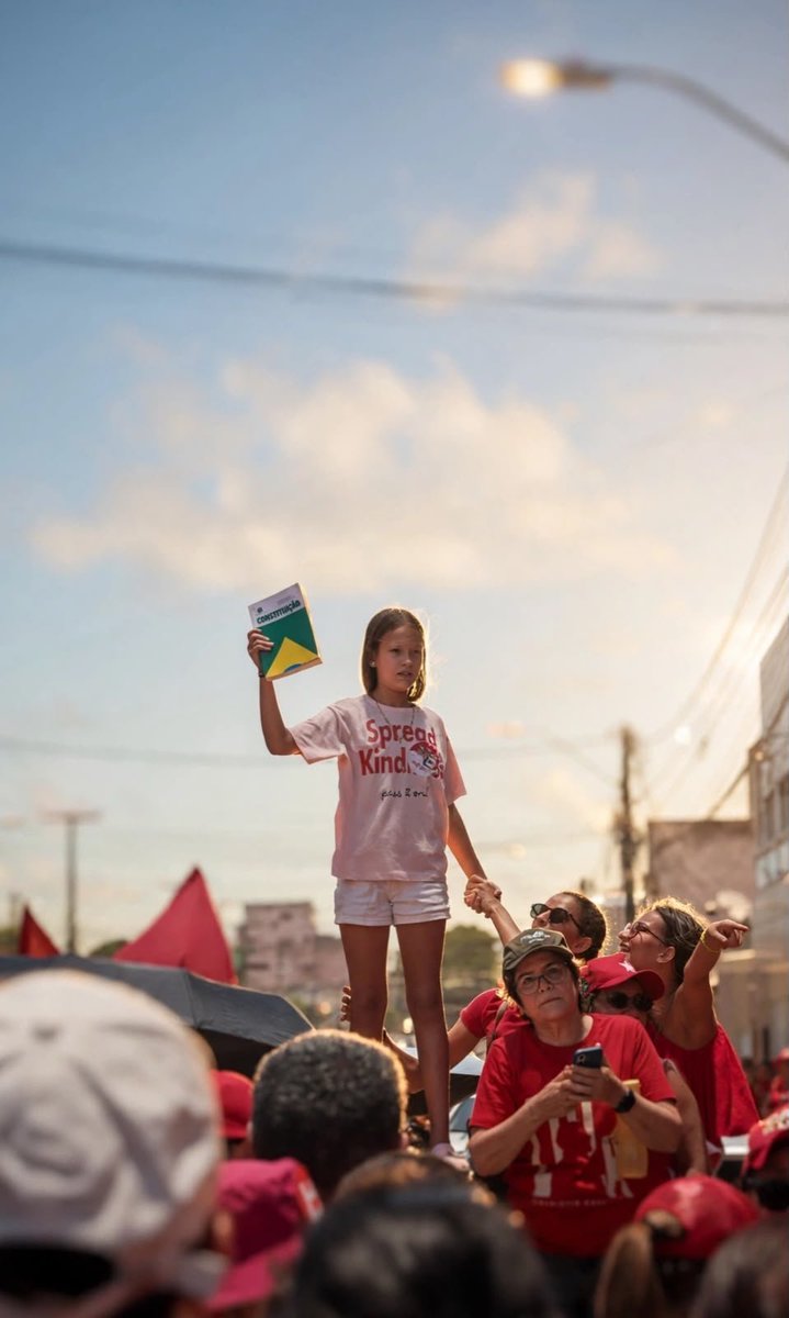 Samiiziss's tweet photo. Dia das crianças.
Segurança não é sobre colocar uma arma nas mãos dos cidadãos, mas colocar a educação em suas mentes.
"Nossa luta é pelo futuro."
@ptbrasil https://t.co/jJBNAdylvK