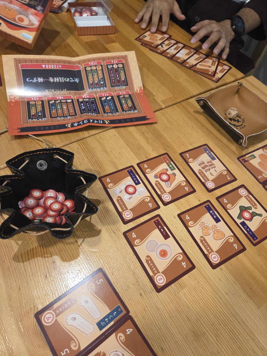 aoitori_games's tweet photo. @oyster_games @MitonaGames @MEBAE_LABEL さんの「爆熱おでん乱舞」
おでんの具のセットコレクション。サイコロの出目で煮込み時間をちょうどに出来たおでんを取得出来る。セット構成にいい感じの偏りがあるので、高得点が狙いやすいカードの争奪戦に。煮込み時間が余ると他プレイヤーを助けることになるのが悩ましいポイント🤔 https://t.co/Zz7fziOqd4