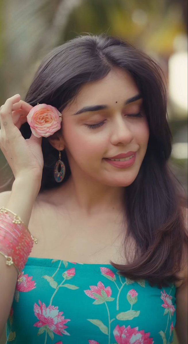 Zarahx02's tweet photo. Unmatched beauty…. simply the prettiest 🌸🫠

#EishaSingh https://t.co/KhSZfEkkx1