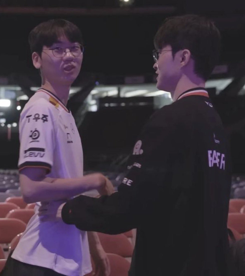 itsmyntsie's tweet photo. FINAL rankings of lck pros with the most grab-able waist, a thread🧵:

1. Doran
- Need I say more?
- basically confirmed with how much his waist gets grabbed
- 12 inch diameter waist
- people would throw riots for this waist https://t.co/82BLQ1PgSJ