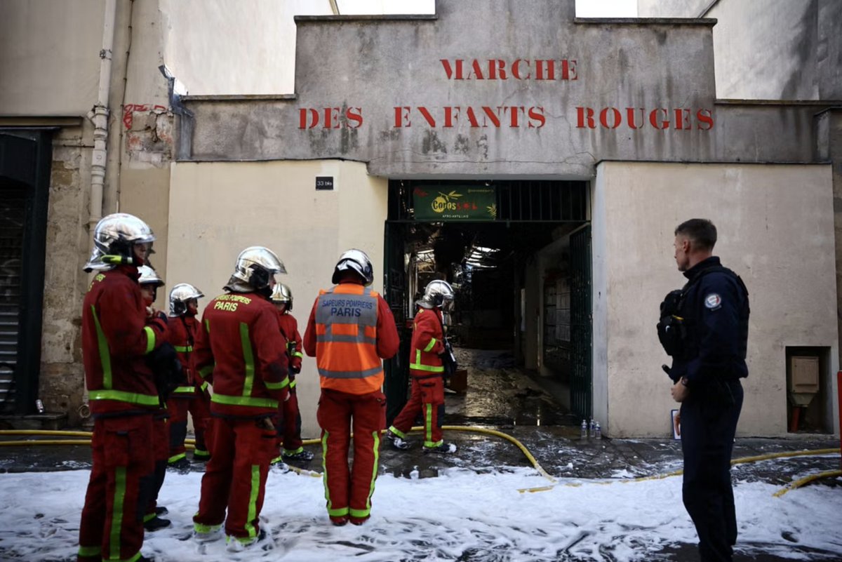 catherinepegard's tweet photo. Le marché des Enfants Rouges a été partiellement détruit par un incendie dans la nuit de dimanche à lundi.

Plus ancien marché couvert de Paris, il est l'héritier d'une histoire remontant au XVIIe siècle. Inscrit au titre des monuments historiques, il est un lieu de vie, de mémoire et de convivialité pour les Parisiens et pour de nombreux visiteurs du monde entier.

J’adresse mon soutien aux commerçants, artisans et restaurateurs, dont l'activité et les outils de travail ont été partiellement anéantis, ainsi qu'aux habitants du quartier. Je salue le courage et le professionnalisme des sapeurs-pompiers et des forces de secours, mobilisés dès les premières minutes.

© Sarah Meyssonnier / @Reuters
