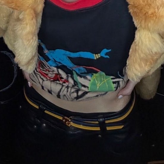party4jju's tweet photo. woke up gorgeous with a slim waist again https://t.co/F64W9CP96N