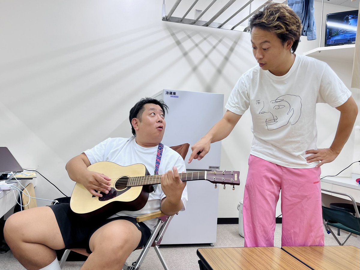 urasake's tweet photo. 河本くんの教えを受けて圧倒的気付きを得た諏訪さん！　明日開幕！！

#世界の終わりかけとスリーコード https://t.co/Ca5aqGfMvt