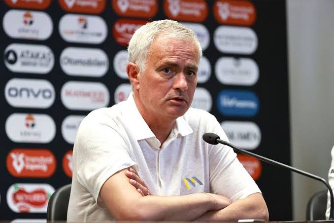 TheCohleFB's tweet photo. 🚨MUHABİR: Jose, Real Madrid’e gelmeden önce çalıştığın en zor takım hangisiydi?

🚨JOSE MOURINHO: Kesinlikle Fenerbahçe. Türkiye’de TFF, hakemler ve bazı takımlar Galatasaray’ın kazanması için mücadele ediyor. Maçlar masa başında kazanılıyor. Fenerbahçe’yi İspanya’ya bekliyorum. https://t.co/JXUVWHlRha
