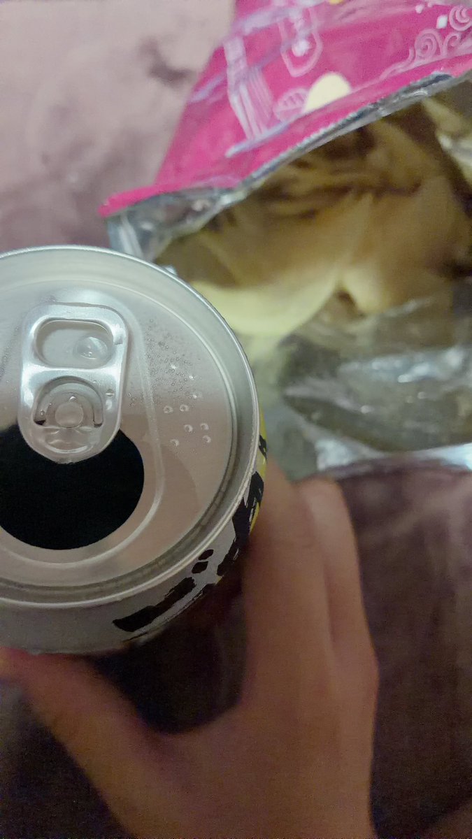 zer0taP's tweet photo. アンチョビガーリックポテチとレモンサワーです。うまうまです。
なんだかんだ缶で飲む方が好き🍺 https://t.co/j4BbLEaLc1