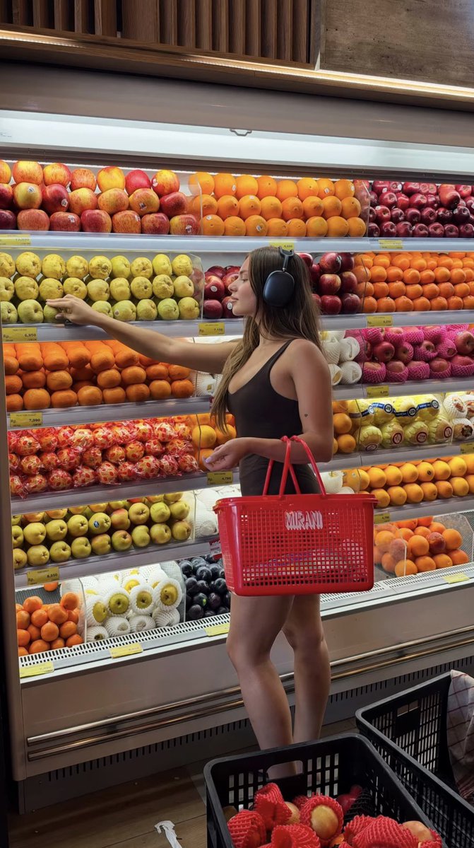 HypeOnHaber's tweet photo. Ünlü İnfluencer İrem Yalçınkaya, spordan çıktıktan sonra bir markette alışveriş yaparken görüldü. https://t.co/NQ0o3ziEm8