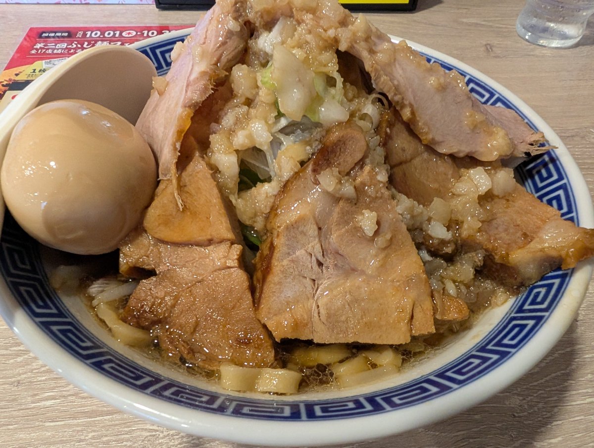 kanariyachosuke's tweet photo. ちなみに今日のランチのラーメン。
期間限定のものらしく、この手のラーメンに使われる大量のモヤシにかわり、ネギが大量に入っていました https://t.co/DkC5LJ1usm