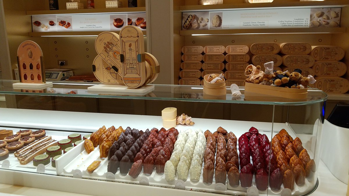 bal_a_versaille's tweet photo. リッツへ。新商品のチョコも気になるけど、マドレーヌを購入。前回試しに5コ買って、とても美味しかったので、今回は12コ購入🥰 https://t.co/bL819OcsrK