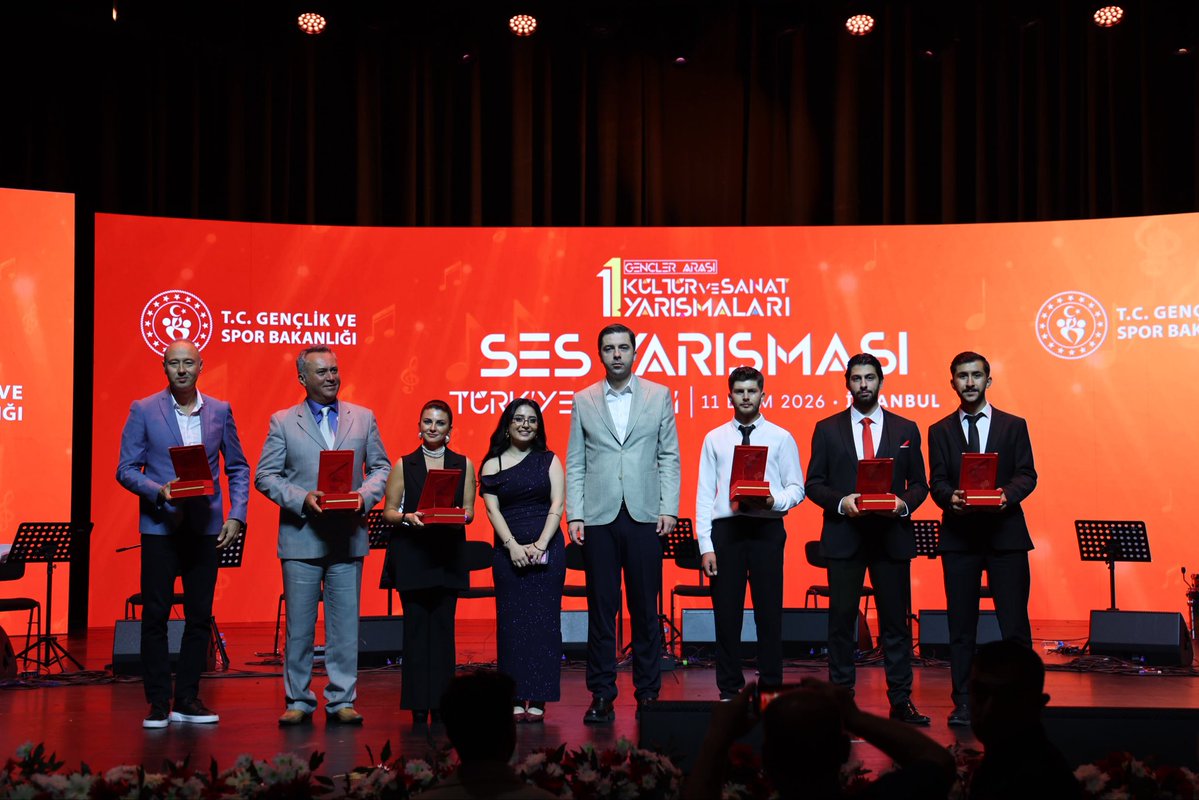 GSBgenclik's tweet photo. Bu kez sahnede, kalplere ulaşan notalar ve sesler vardı! 🎤

11. Gençler Arası Kültür ve Sanat Yarışmaları Ses Yarışması Türkiye Finali'ni, Genel Müdürümüz Dr. Enes Efendioğlu'nun katılımlarıyla İstanbul'da gerçekleştirdik. 🏆 https://t.co/kRGDzDpfUW
