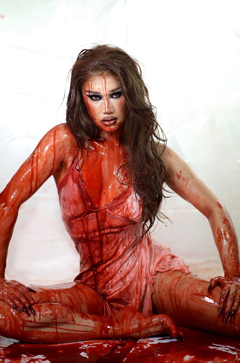 bombelya_'s tweet photo. I've been running through the jungle, I've been runnin' with the wolves to get to you 🐺🩸

Concept inspired from the legend @bjpascual ❤️

#halloween #halloween2026🎃👻🕷️ #thehouseofdraglords #cdodragqueens #dragqueens #dragraceph https://t.co/dFngw0g9DP
