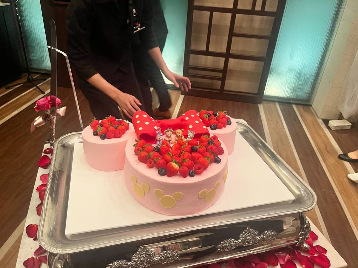 okeiv_v's tweet photo. 結婚式が無事に終わったー！！
ずっと買い貯めてたダッフィーたちいっぱい連れて行って式場の飾りも紫とピンクにしてもらえてケーキもミニーちゃんだし幸せいっぱいだった😭 https://t.co/cPmVppOip5
