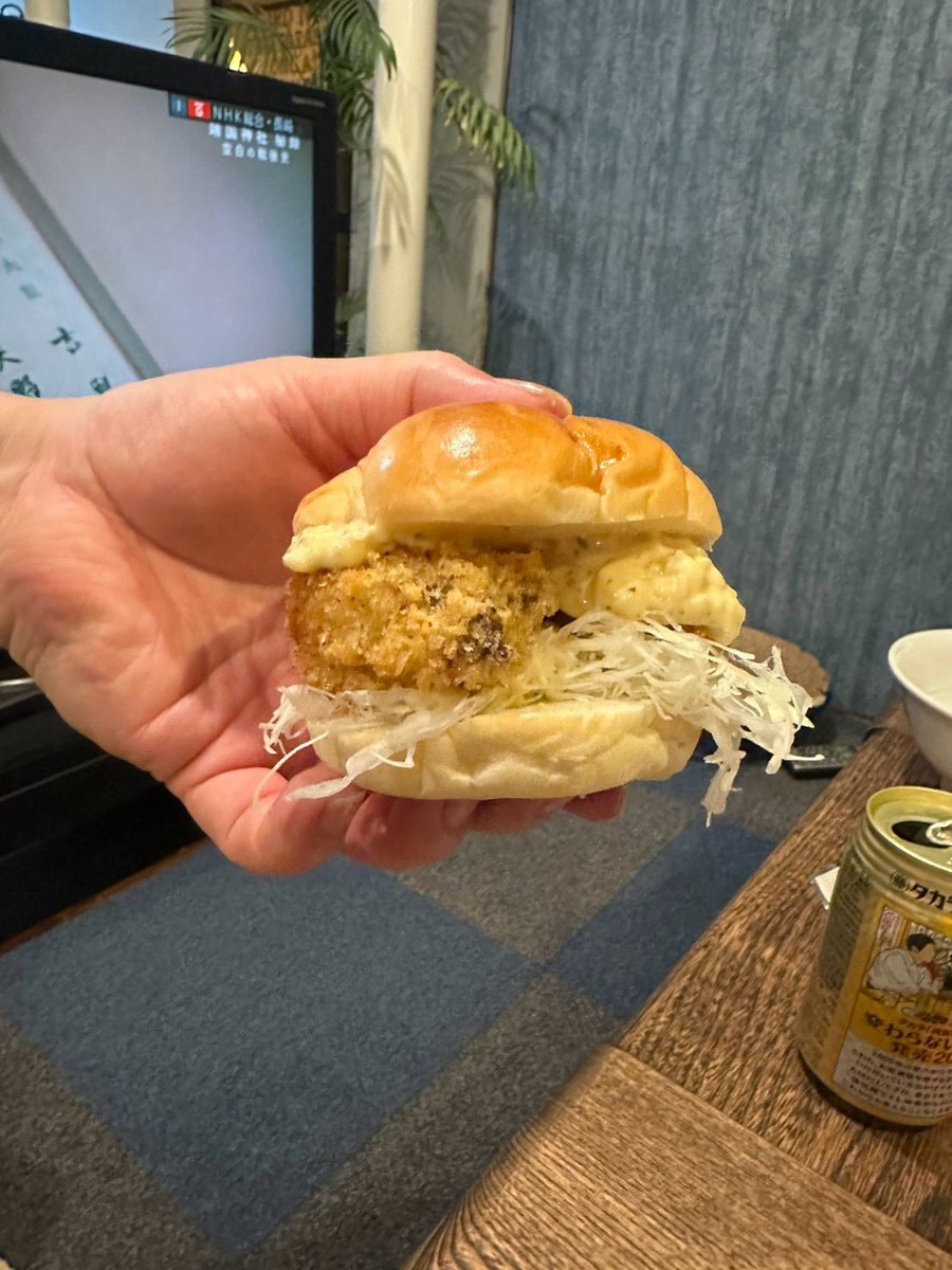 kgm's tweet photo. 釣ったシイラを宿でさっとマヒマヒバーガーにして食べたけど、美味かった。
白身魚やと思えば普通に美味い。身が多いからアホほど食えるしアリやなぁ。
のり弁作りまくれる https://t.co/VgQb62GTmQ