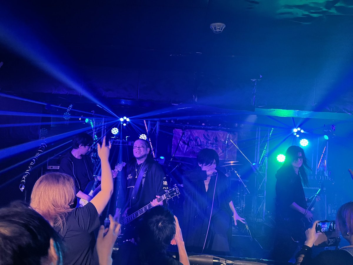 DragonHearts2's tweet photo. 10/12(月祝)上野音横丁
「あなたに、ベストウェイ」
田野畑南インター
ちょいと遅れたBirthDay LIVE
イベント終了しました🙋‍♀️
今日は急遽司会をつとめさせて
頂きましたがさすがに急だったので
読み間違えなどお許しください🙇‍♀️
久しぶりに元メンバーと対バンは
なんか新鮮でしたね🐟
また宜しくお願い致します🙆‍♀️

さて次回の絶対🦋零度の活動は
10/23(金)横浜CLUB SENSATION
初めての場所、通称“クラセン”💁‍♀️