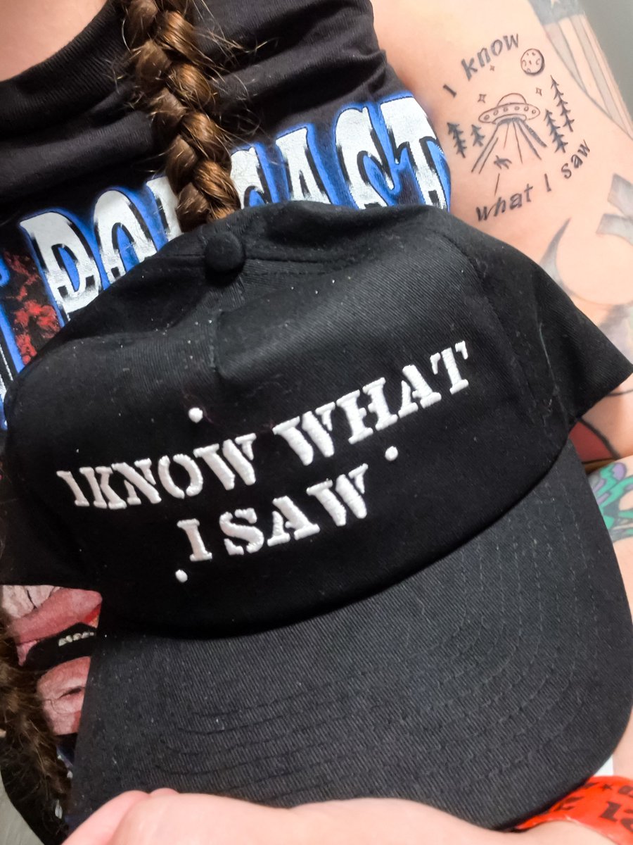 nicole__mello's tweet photo. had the most amazing time, laughed so hard i cried, and got to discuss elastigirl's huge ass and farts with henry while ed let me plug my writing ✨️👽‼️ and ed gave me a hat with the same quote on my arm on it 😭😭 this was truly the greatest night!! side stories!! yes!! #lpotl https://t.co/PMLbwBsvQ8