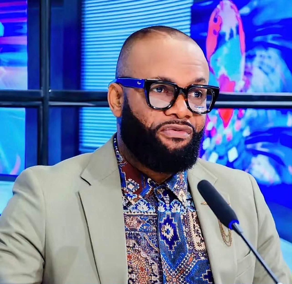 Lisaqhx's tweet photo. 🚨🇨🇩 KOFFI OU FALLY IPUPA : LA JUSTICE DOIT ÊTRE LA MÊME POUR TOUS !

Vous commencez à comprendre que, pour certains, l’indignation dépend du nom de la personne concernée ?

Quand il s’agit de Fally Ipupa, les réactions sont nombreuses. Mais lorsque l’affaire touche Koffi Olomidé, pourquoi certains semblent-ils beaucoup plus silencieux ?

L’arrestation de Charlie Prince relance le débat sur l’égalité devant la justice. Pourquoi condamner certains avec autant de vigueur et se montrer plus discret lorsqu’il s’agit d’autres personnalités ?

⚖️ La justice ne doit être ni une affaire de popularité ni une question de rivalité entre fans. Fally, Koffi ou n’importe quel autre artiste, personne ne devrait être au-dessus des lois, et personne ne devrait être jugé uniquement sur la base de son nom.

🇨🇩 En RDC, nous avons besoin d’une justice impartiale, pas d’une justice à géométrie variable !

#RDC #FallyIpupa #KoffiOlomide #Justice #CharliePrince