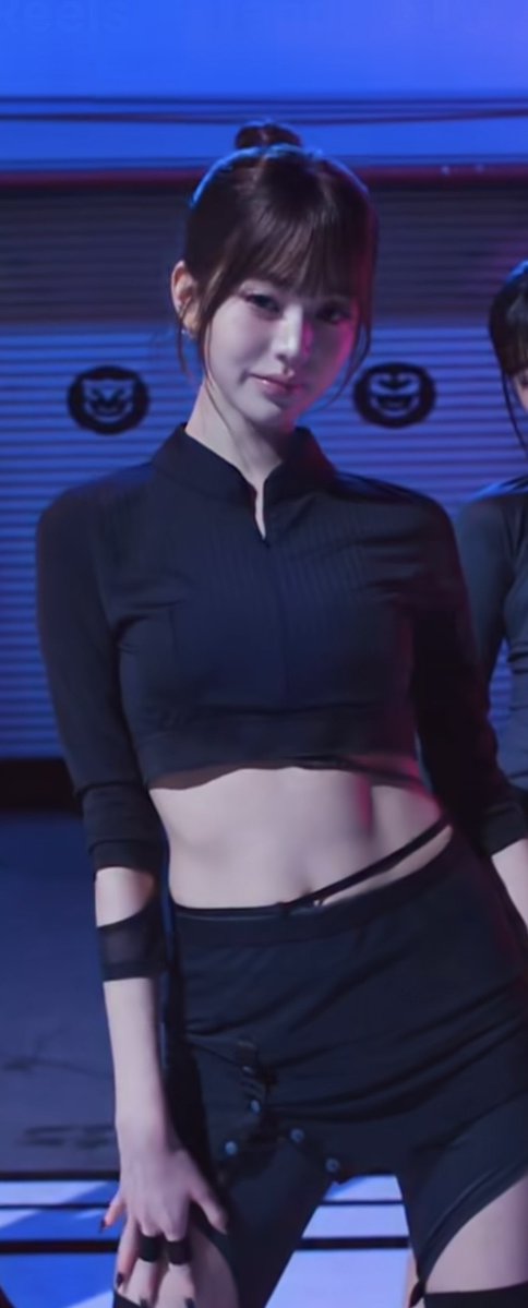 ohmygaeulfriend's tweet photo. The visuals are serving abs line??? Hello???😵‍💫 https://t.co/B9cACLYzH7
