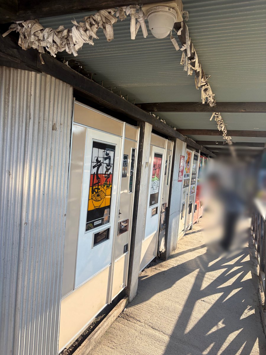 h4ksu1's tweet photo. 今日は友達とレトロ自販機コーナー行ってきたよ https://t.co/AqvIG5EDu3