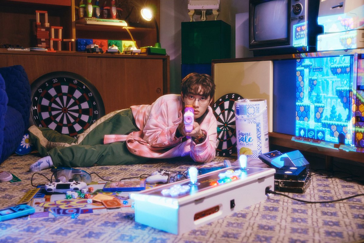 DOHKYUNGSOO_X's tweet photo. DOH KYUNG SOO
2027 Season’s Greetings [DOHS]

PLAYER 3 🎮 D.O.

🏠 PRE-ORDER
 ~ 2026.10.15(THU) 11:59PM (KST)

#도경수 #DOHKYUNGSOO
#SEASONSGREETINGS #DOHS https://t.co/ASUCYVhs9G