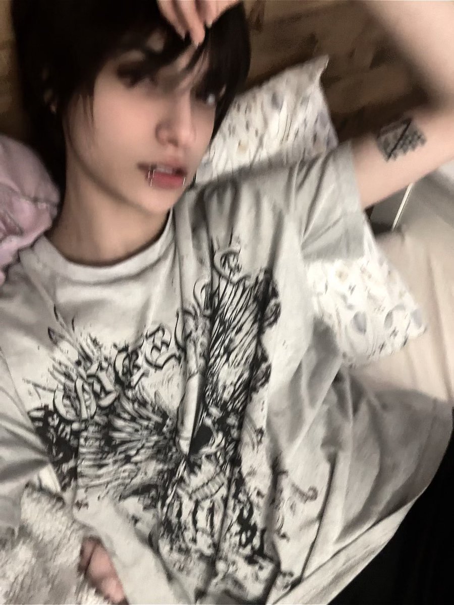 d0llcemtery_'s tweet photo. MEET YOUR OOMF!!!! ♫•*¨*•.¸¸♪✧
• name: nico
• sign: libra
• hobbies: drawing, watching movies, reading (comics)
• birth flower: marigold
• fav drink: melon soda
• fav animal: cats
• comfort movie: suspiria, coraline, scream https://t.co/lS2wLPHwZn