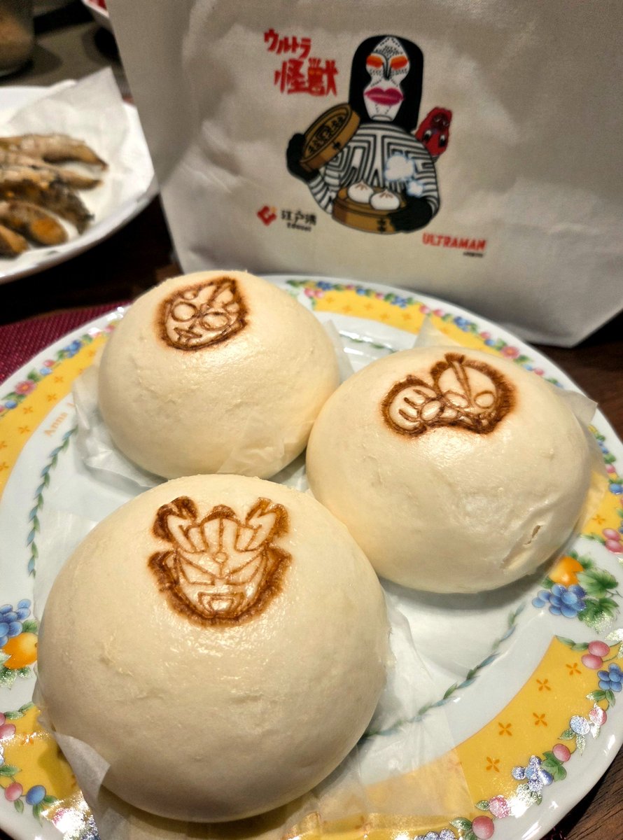 sachio_tkclean's tweet photo. ウルトラマン×横浜中華街コラボのフカヒレまん😋おいしかった～😄

https://t.co/lqnSv5xBGB https://t.co/4i9wuCflTh