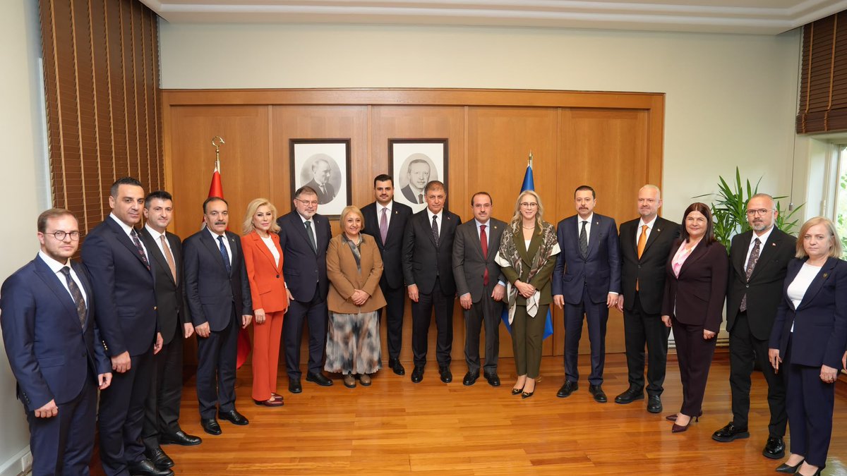 mehmeticelli35's tweet photo. Genel Sekreterimiz ve İzmir Milletvekilimiz Eyyüp Kadir İnan, İl Başkanımız, Milletvekillerimiz ve Belediye Başkanlarımızla birlikte İzmir Büyükşehir Belediye Başkanımız Sn. Cemil Tugay ‘ı ziyaret ettik. https://t.co/yFYWMoM7Bv