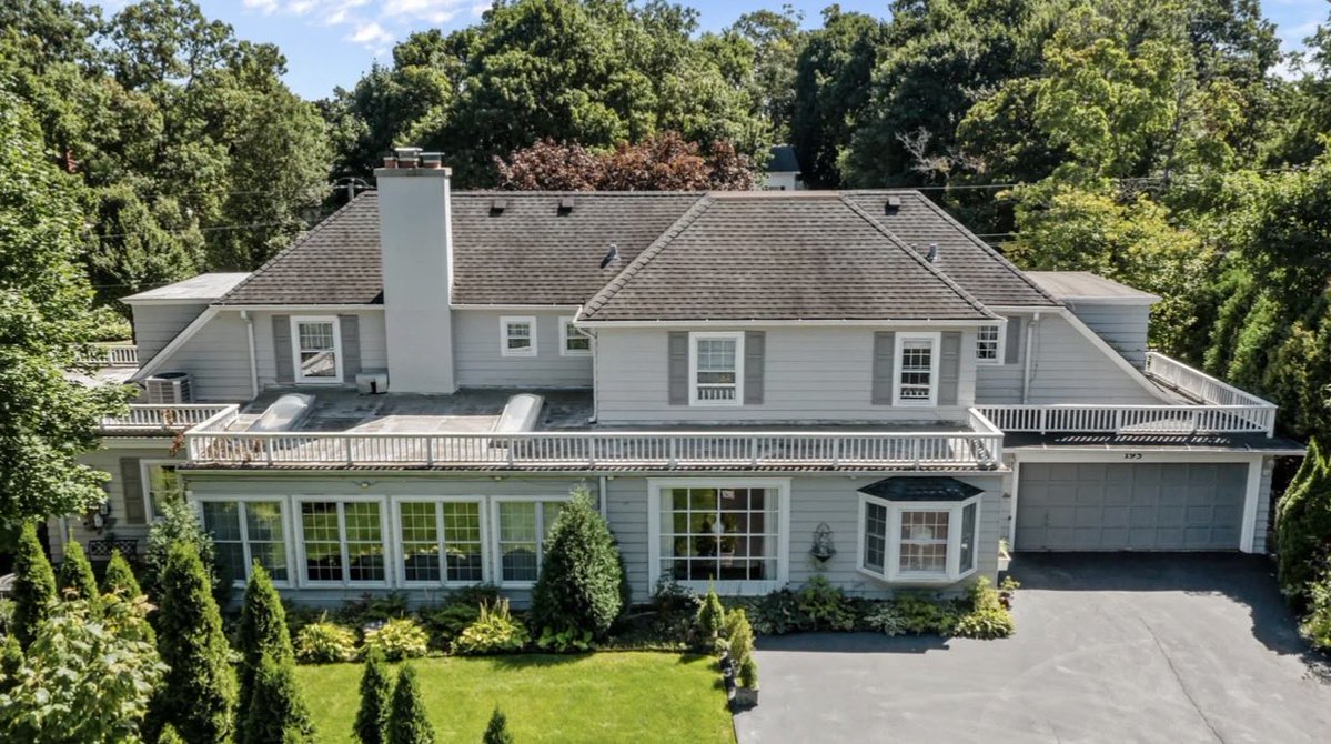 IsmaelDll's tweet photo. Oak Brook: ~$1.04M median, 70 days on market, 4.6 months of supply — the most buyer-friendly of the prime western suburbs. Gated enclaves without the bidding war. #OakBrookIL https://t.co/VjNKA2qFEs