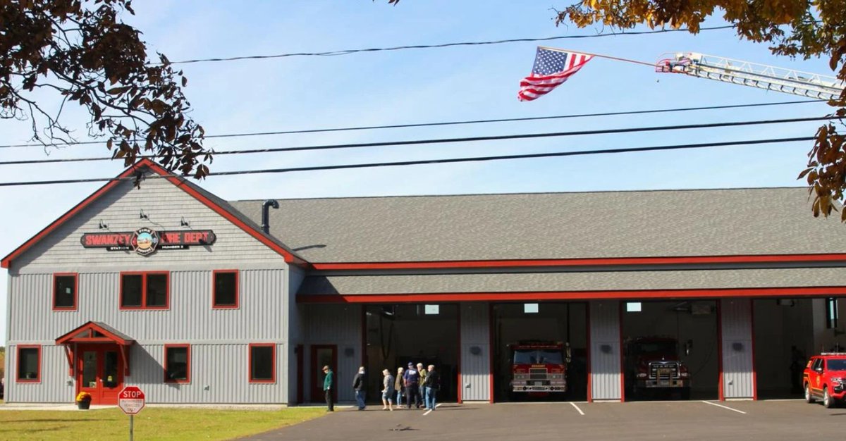 FireApparatus1's tweet photo. Swanzey (NH) unveils a state-of-the-art Fire Station #2, replacing a 1960s basement facility after 10+ years of planning. Enhanced safety, space, and modern bays promise better protection for firefighters and the community: https://t.co/ebGvCy4bQ6 https://t.co/0HmNpod8Dt
