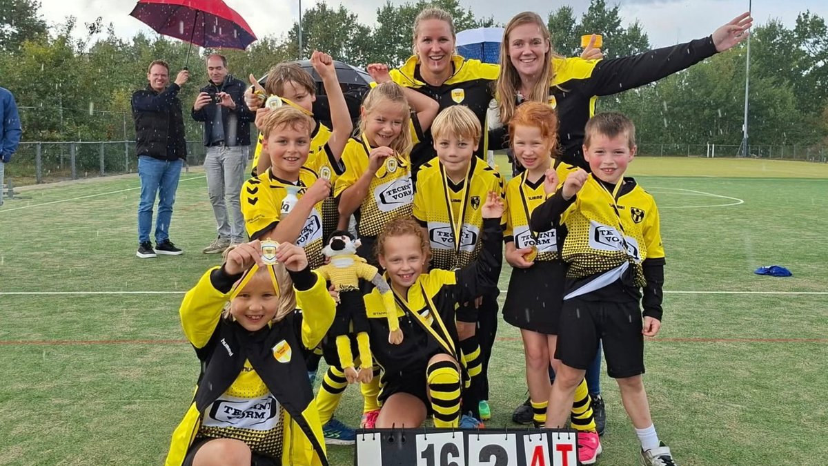 DeKaap's tweet photo. Jongste jeugd van Hemur Enge is kampioen: [AMERONGEN] Het jongste jeugdteam van korfbalvereniging Hemur Enge, de J6, is afgelopen zaterdag kampioen geworden. www.​nieuwsbladdekaap.​nl/sport/korfbal/1318884/jongste-jeugd-van-hemur-enge-is-kampioen https://t.co/PCqFCLeL6i