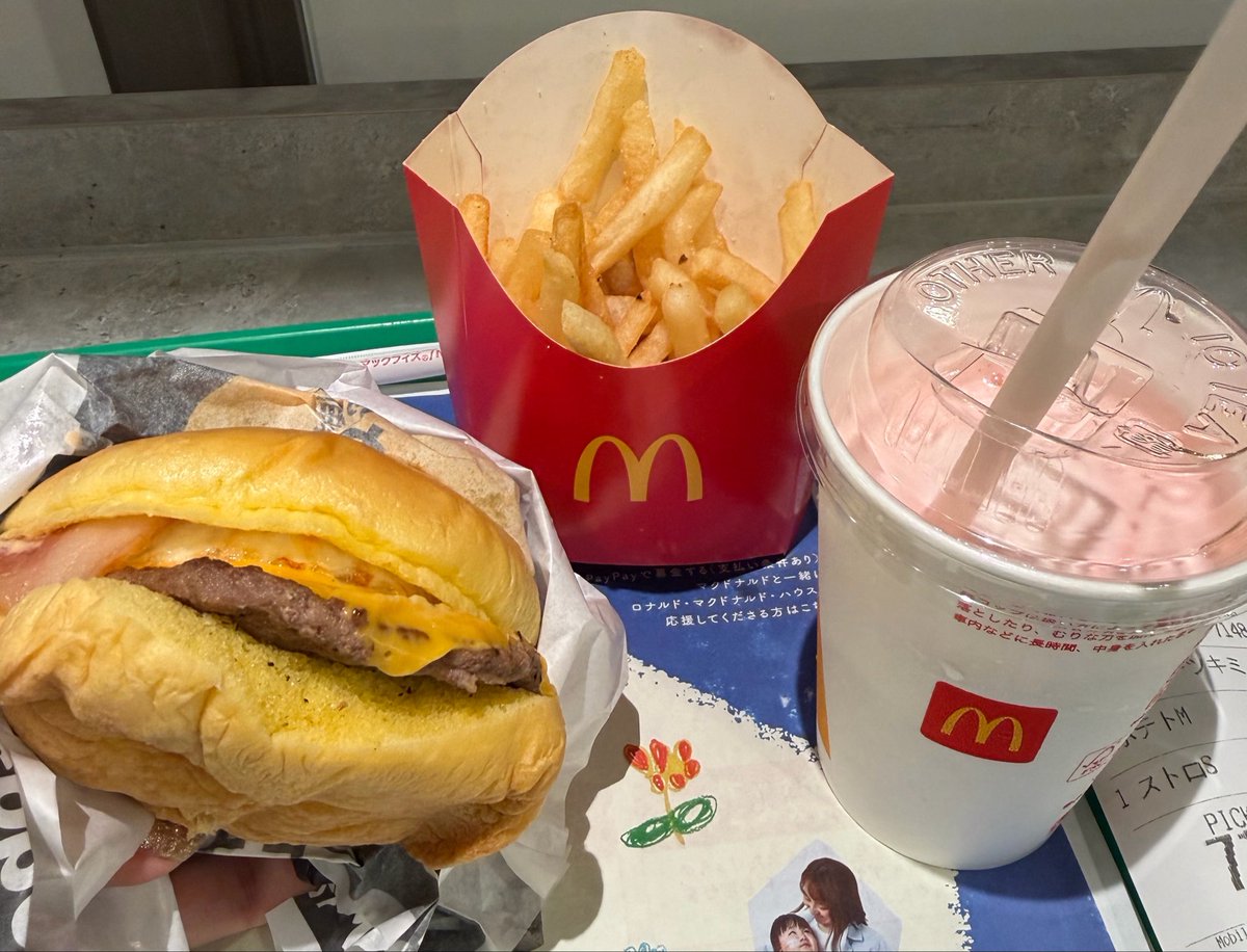 sakumadroops's tweet photo. あゆコラボ始まってから3回目のマック🍔
エヴァコラボとかコナンコラボのときからポイント貯めとけばよかったなぁ…！
週２で頑張りたいです！
とりあえず品川の時間潰しはマック固定だな笑 https://t.co/dUATEWnKd5