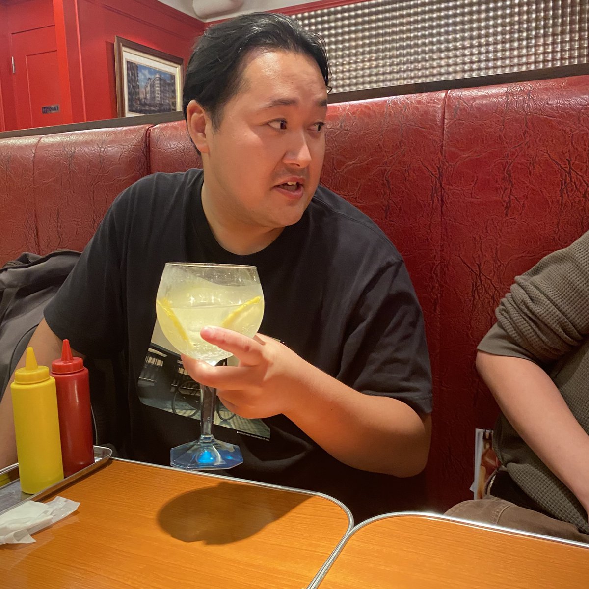 yuyu_rinchi6633's tweet photo. 火力vol.2ありがとうございました
終演後に銀座のでっかいハンバーガー食べたりしてホクホクで帰りました
ノコノコみさきカツラギはバーガーサイド飲んでた　ブラザーズ歌舞伎　寿司 https://t.co/hJ6Ip2M1y8