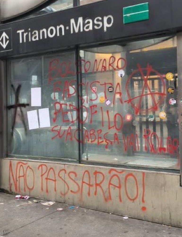 faahlso's tweet photo. O canal do Flávio Bolsonaro criando foto de IA usando a imagem de uma mulher preta, juro https://t.co/AKbCcOwUw9