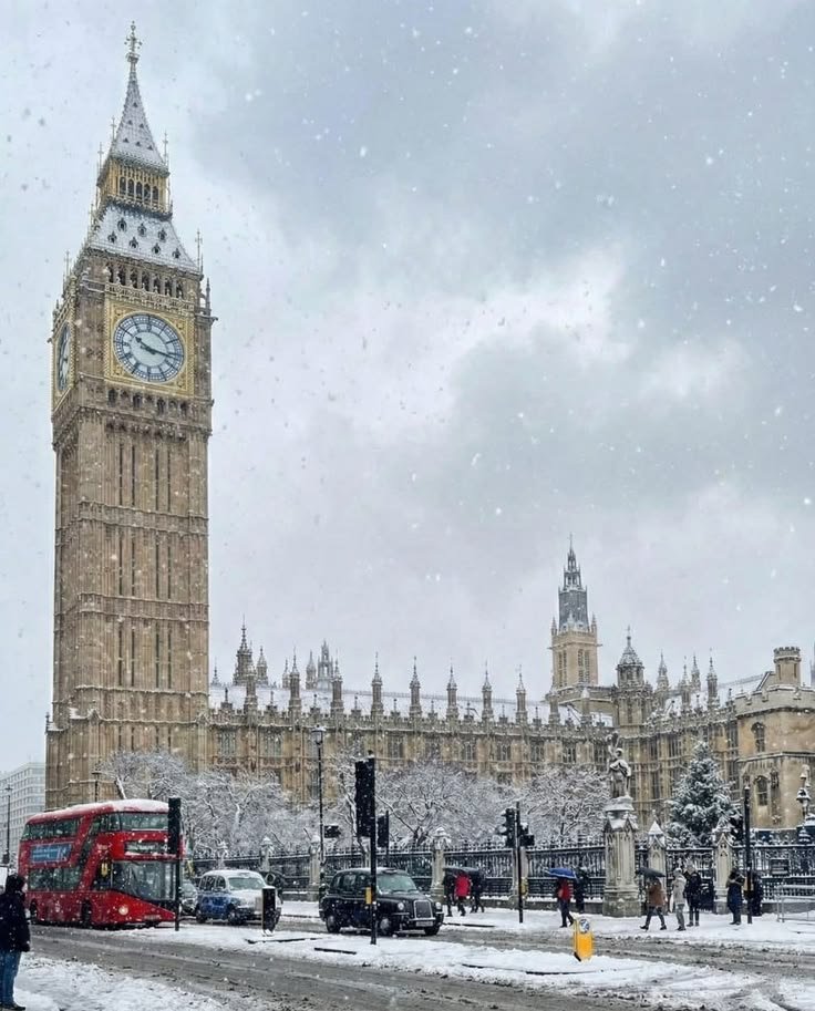 echoesofworld's tweet photo. winter in london https://t.co/lhdYPhgzAK