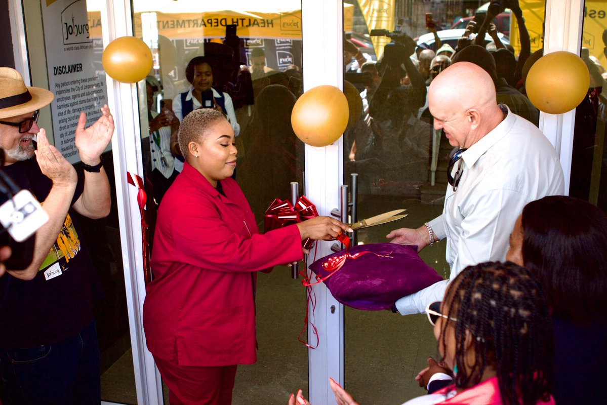 EFFGautengProv's tweet photo. 🚨In Pictures 🚨

Today, 12 October 2026, the MMC for Health and Social Development, Cllr Ennie Makhafola officially reopened the refurbished Malvern Clinic.

From collapsed ceilings and broken infrastructure to a clean, dignified, fully functional clinic. 

Malvern is now restored to serve the community of Malvern, Jeppe, Bez Valley and surrounding areas.

The clinic is now fully stocked, secured, and running on the City's eHealth system, no more lost files, shorter queues, and better care for our residents.

This is one of 75 PHC facilities we are fixing to bring quality primary healthcare closer to our people.

#EFFinGovernment