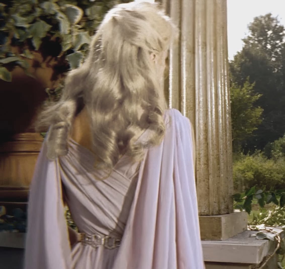 daeneryscoded's tweet photo. the queen across the waters https://t.co/NlG5Hf46VC