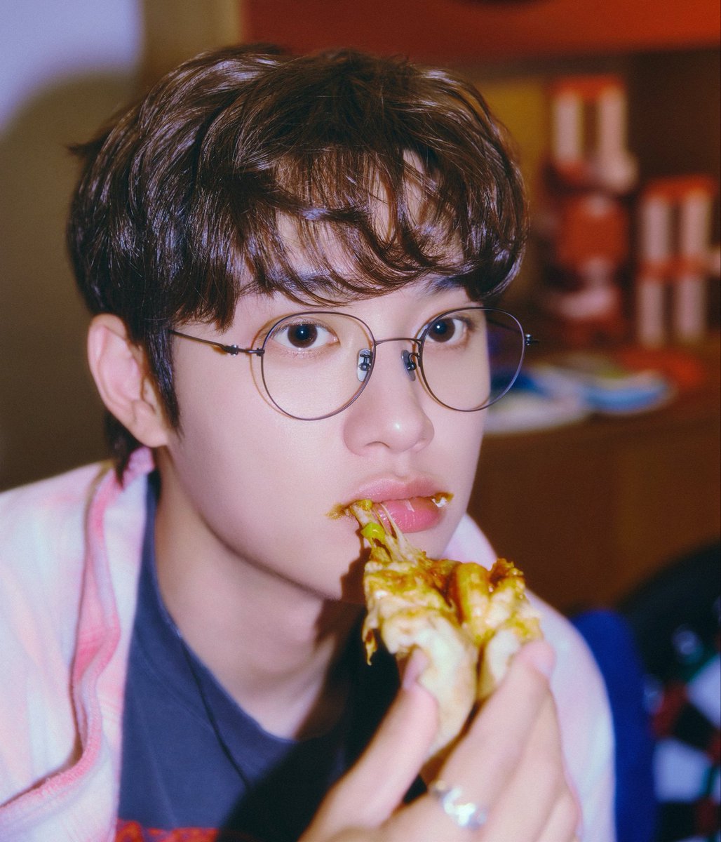 april__3__'s tweet photo. 남자가 자꾸 세월을 거스르려 함 https://t.co/vDye8GitIb