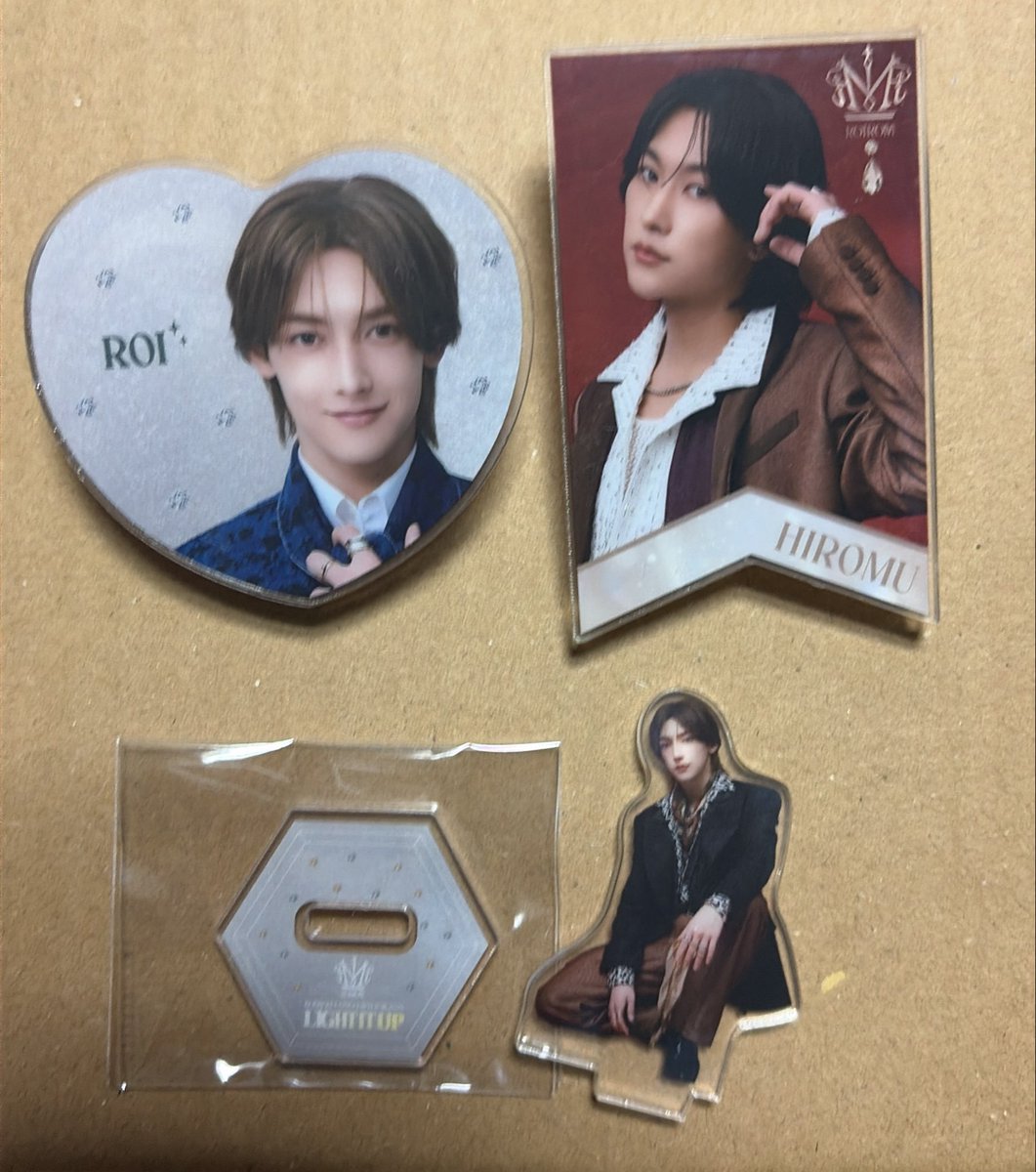 shuto_tera's tweet photo. ROIROMグッズ交換いただける方を探しております。

【求】路己君の○のアクリルバッジ
【譲】写真2枚目どれでも可能です。

FCツアー東京.ドリフェス.郵送どれでも対応できます。
よろしくお願いします。 https://t.co/yIg8WCTvvV
