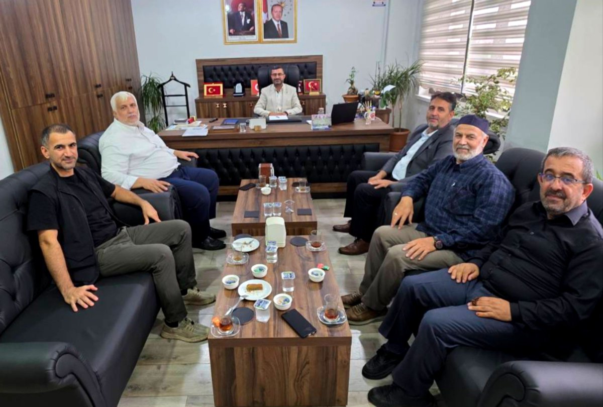 SalihDemirResmi's tweet photo. Tarsus Öğretmenevi Müdürümüz Sayın Murat İnan ve ekibini ziyaret ettik.

​Eğitim camiamıza sunulan   hizmetler ve yürütülen projeler üzerine verimli bir görüşme gerçekleştirdik. 

Misafirperverlikleri için kendilerine ve yönetimine teşekkür ederiz. https://t.co/AhHpQBB52J