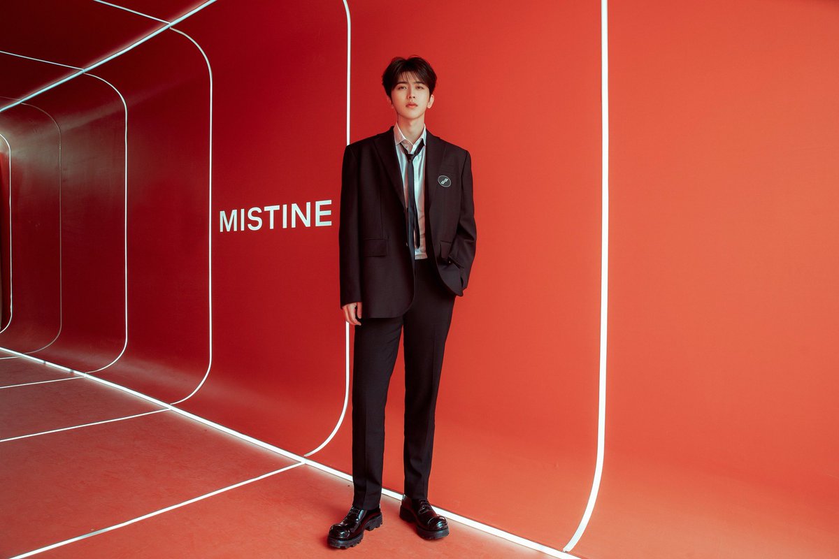 jingjingdecai82's tweet photo. With avant-garde aesthetics and personal style, he always delivers stunning expressions in fashion.

KUN for Valentino in paris
#KUN #valentino #KUNxValentinoSS27 #ValentinoSS27 #ValentinoAntibiblioteca
@kun_officialx @MaisonValentino https://t.co/rxhX6e3sRr