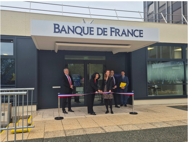 Prefet91's tweet photo. #Inauguration | 🏦 La Banque de France a ouvert une nouvelle succursale à Évry-Courcouronnes, au service des particuliers, des entreprises et des acteurs économiques du territoire.

✅ Elle y assure notamment des missions d’accompagnement face aux difficultés financières, de traitement du surendettement, de droit au compte, de médiation du crédit et d’accompagnement des très petites entreprises (TPE) et petites et moyennes entreprises (PME).

👏 La préfète de l’Essonne a inauguré ces nouveaux locaux, aux côtés du directeur régional Ile-de-France, de la directrice générale adjointe à la direction générale des services à l’économie et du réseau, médiatrice nationale du crédit et du directeur départemental.

➡️ Un nouvel espace pour poursuivre les missions de proximité de l’institution en Essonne.