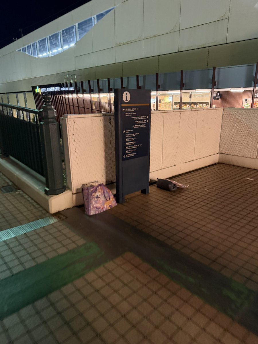 maihamaiseo_122's tweet photo. 徹夜組、対策されてドリンクから荷物になってました。
タオルのデザインはおそらくプリキュアでした。 https://t.co/BufEF3SuJ6