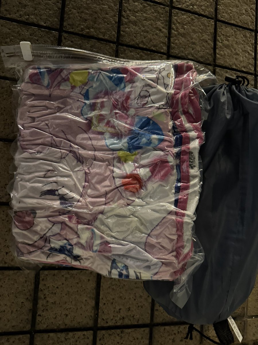maihamaiseo_122's tweet photo. 徹夜組、対策されてドリンクから荷物になってました。
タオルのデザインはおそらくプリキュアでした。 https://t.co/BufEF3SuJ6
