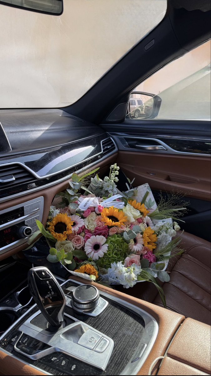 Maram9ly's tweet photo. لغة المشاعر الصامتة ورمز الجمال والأمل في الحياة 🧡 https://t.co/IILFrKURqn